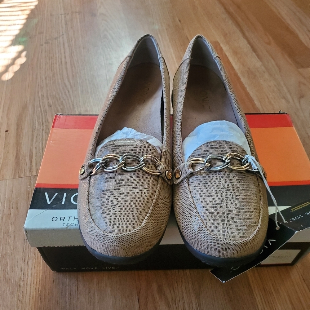 Vionic Alda Chain Beige Lizard Skin Loafers with Gold Accent, Size 7.5 - Picture 3 of 6